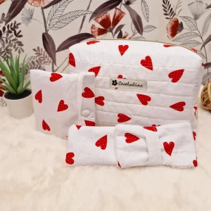 Trousse de Toilette Molletonnée Blanche à Cœurs Rouges – Avec Housse pour Savon et Brosse à Dents