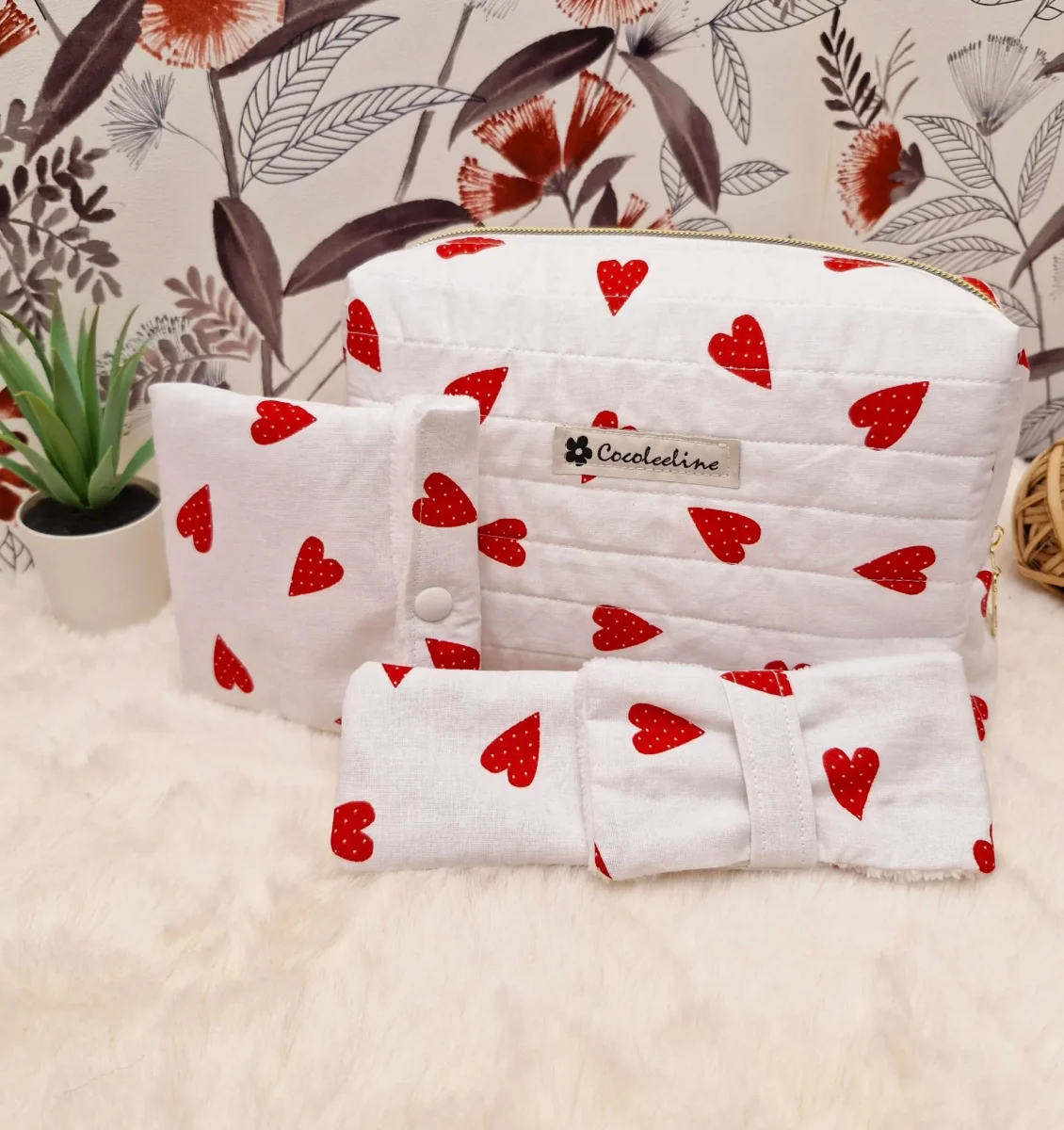 Trousse de Toilette Molletonnée Blanche à Cœurs Rouges – Avec Housse pour Savon et Brosse à Dents – Image 2
