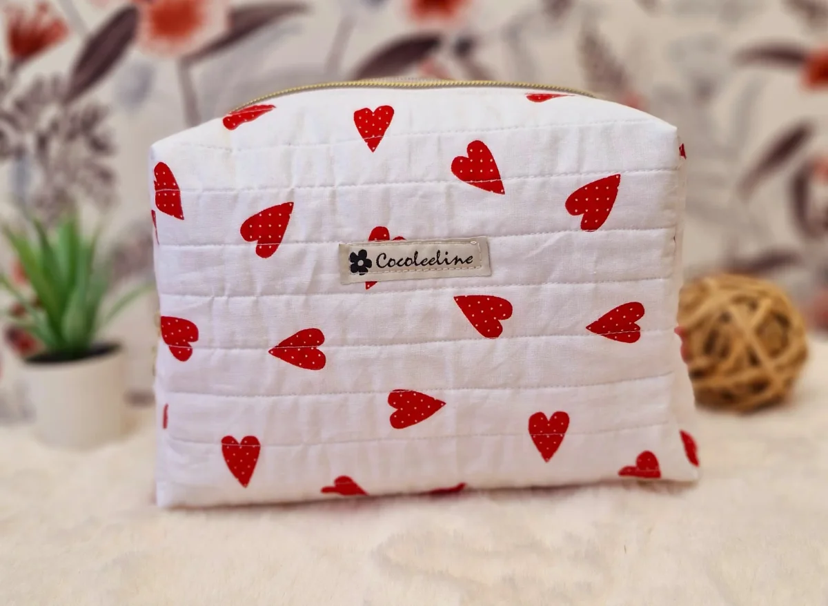 Trousse de Toilette Molletonnée Blanche à Cœurs Rouges – Avec Housse pour Savon et Brosse à Dents – Image 4