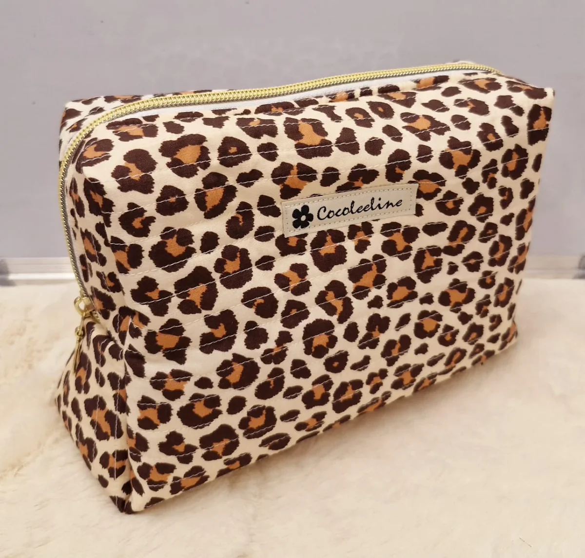 Trousse de toilette motif léopard matelassé – Élégance et praticité pour vos essentiels beauté – Image 2