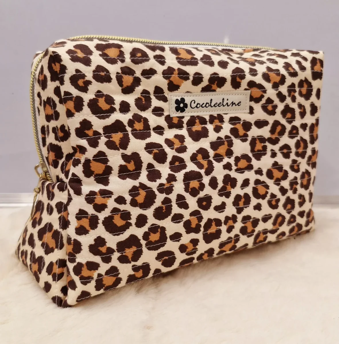 Trousse de toilette motif léopard matelassé – Élégance et praticité pour vos essentiels beauté – Image 3