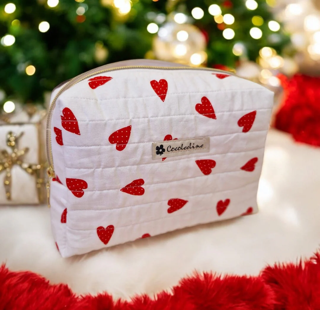 Trousse de Toilette Molletonnée Blanche à Cœurs Rouges – Avec Housse pour Savon et Brosse à Dents – Image 3