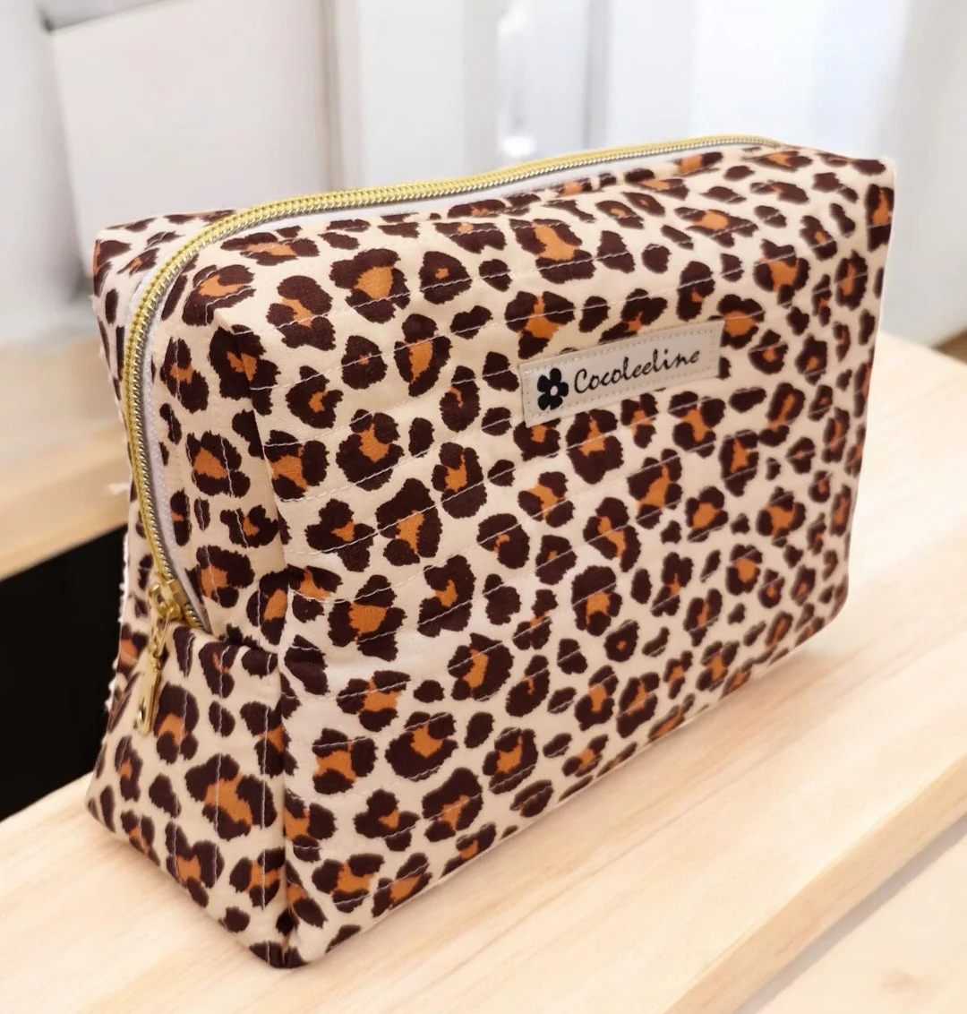 Trousse de toilette motif léopard matelassé – Élégance et praticité pour vos essentiels beauté – Image 4