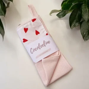 Torchon en nid d'abeille rose à motif cœur – Douceur et efficacité