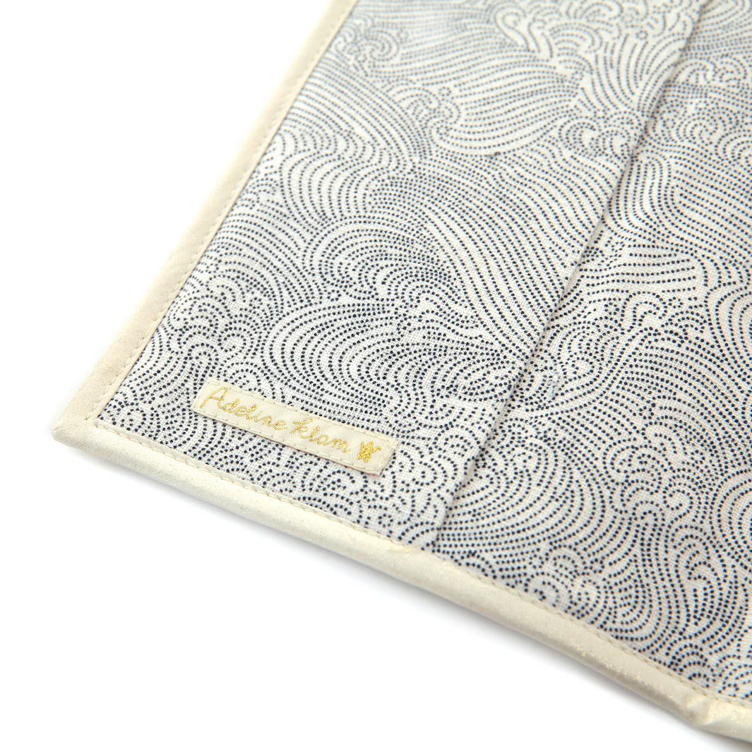 Protège Carnet de Santé en Tissus Japonais - Oiseaux et Houles en Pointillé - Vert Anis, Blanc Cassé, Noir et Or – Image 3