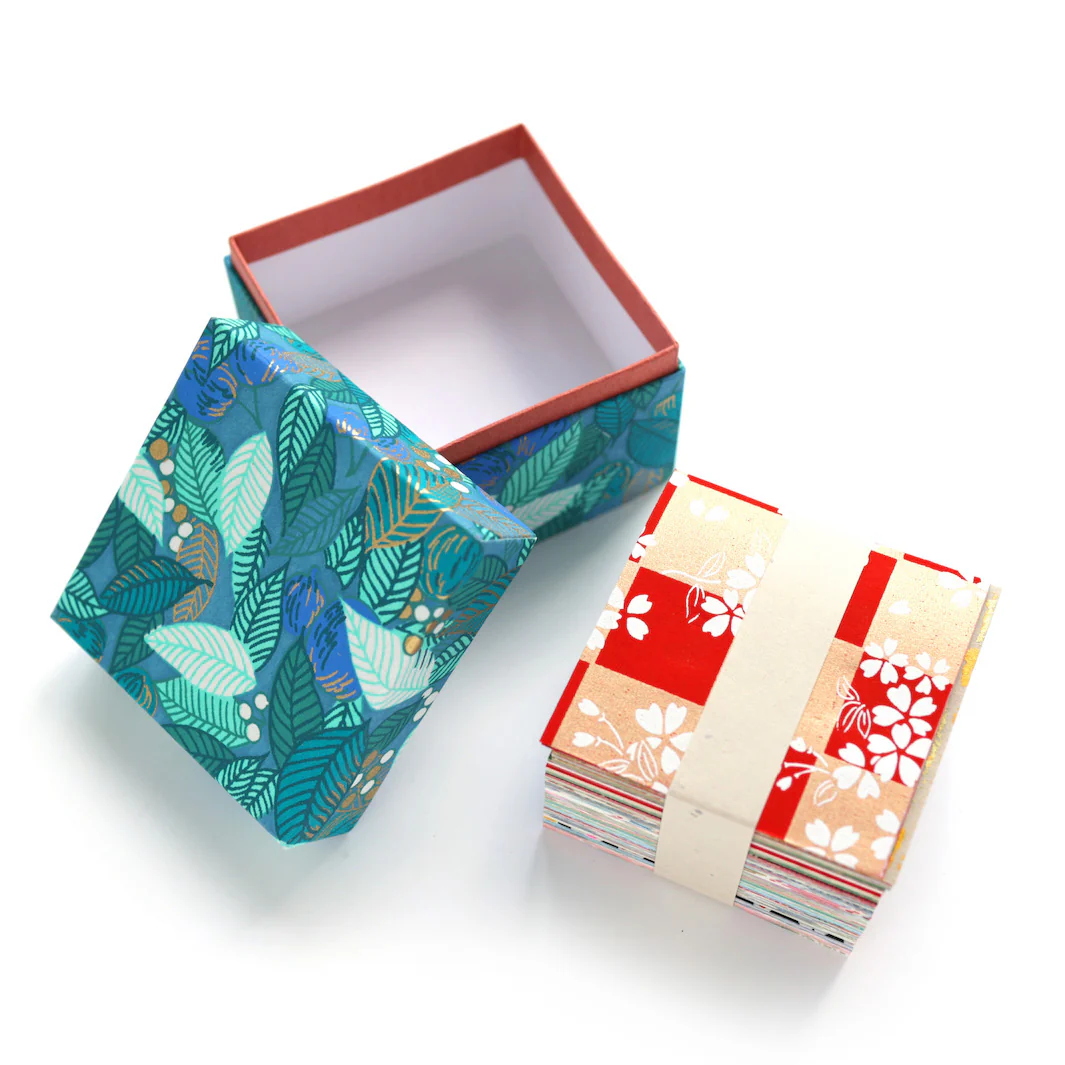 200 Papiers Origami - 6 x 6 cm - Motifs variés - Traditionnel - Boîte Bleu (M935) – Image 4