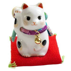 Grigri Chat en Porcelaine - Maneki Neko - Collier Multicolore, Coussin Rouge