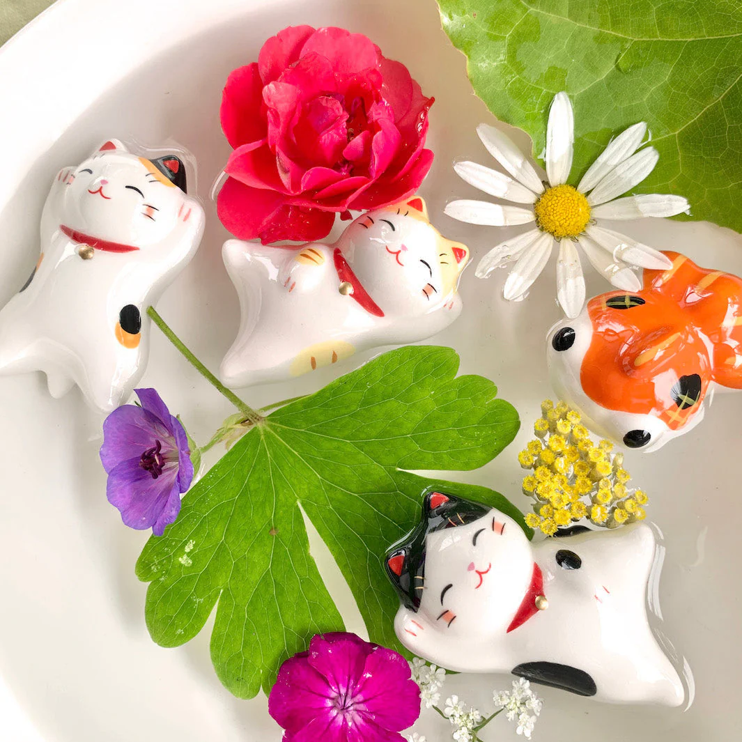 Chat Maneki-Neko Flottant en Céramique - Tigré, Jaune et Marron – Image 3