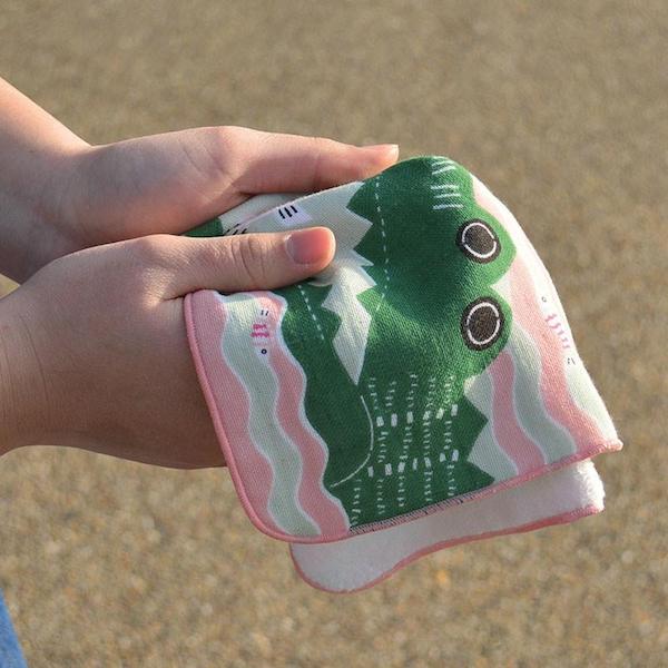 Serviette éponge - Crocodile vert, Fond rose - Kata Kata – Image 3